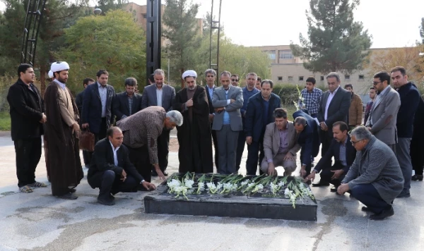 غبار روبی قبور مطهر شهدای گمنام دانشگاه فرهنگیان کرمان به مناسبت هفته بسیج