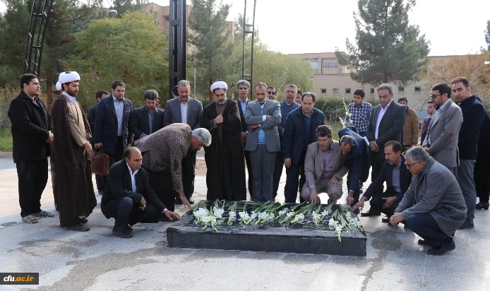 غبار روبی قبور مطهر شهدای گمنام دانشگاه فرهنگیان کرمان به مناسبت هفته بسیج
