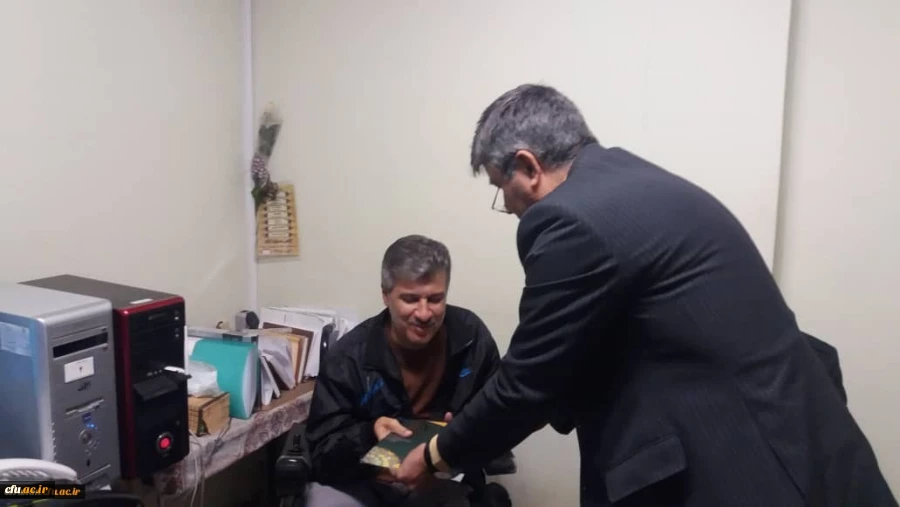 تقدیر و تجلیل از کارمند دارای معلولیت دانشگاه فرهنگیان استان اصفهان