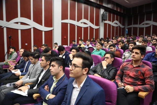 رییس دانشگاه فرهنگیان در جمع دانشجو معلمان:
 9