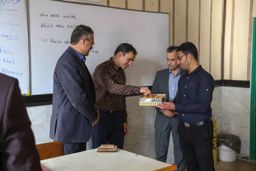 حضور مدیر استانی دانشگاه فرهنگیان یزد در کلاس های درس و تبریک روز دانشجو به دانشجو معلمان 5