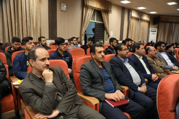 بیانیه گام دوم انقلاب نقطه ی عطف و رهنامه ای است که می تواند مسیر بعد از ما را روشن کند
 5