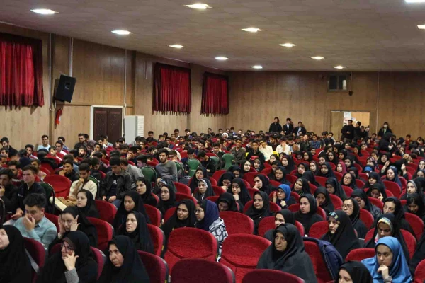 جشن 16 آذر پردیس های دانشگاه فرهنگیان خراسان شمالی برگزار شد.

خطبه عقد دو دانشجو معلم از پردیس امام محمد باقر(ع) و امام جعفرصادق(ع) در این مراسم جاری شد. 9