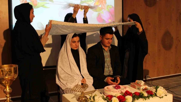 جشن 16 آذر پردیس های دانشگاه فرهنگیان خراسان شمالی برگزار شد.

خطبه عقد دو دانشجو معلم از پردیس امام محمد باقر(ع) و امام جعفرصادق(ع) در این مراسم جاری شد. 20