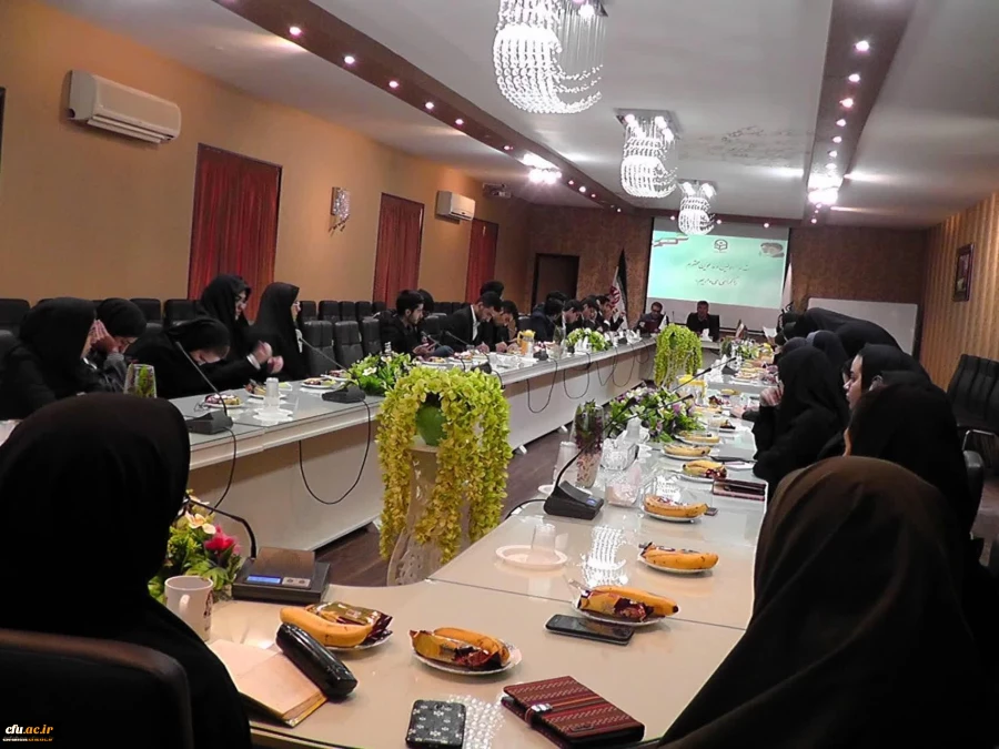 نشست ریاست دانشگاه فرهنگیان استان اصفهان با دبیران کانون های فرهنگی و انجمن های علمی پردیس ها و مراکز