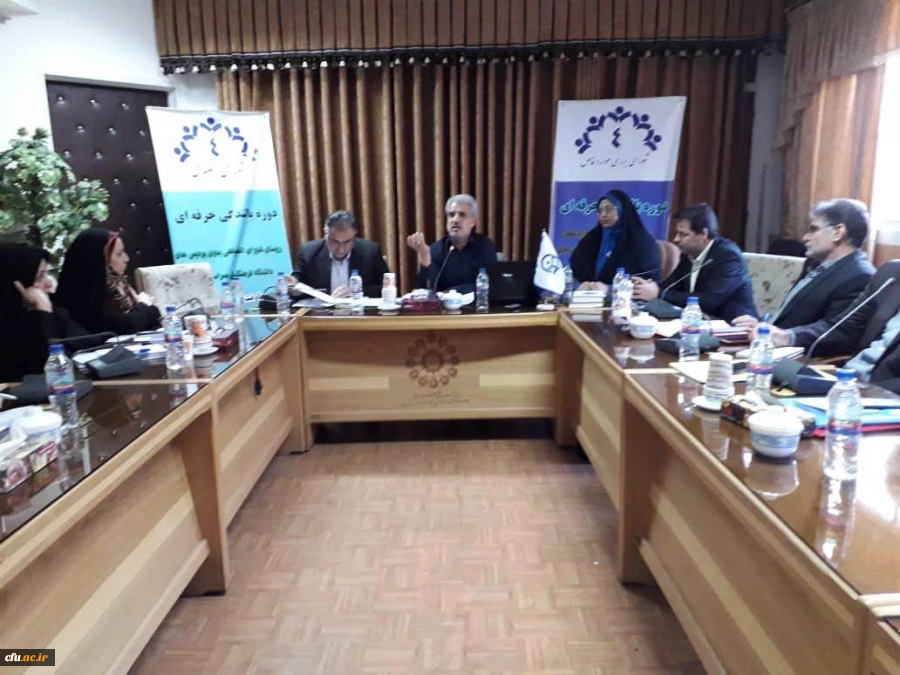 مدیر کل برنامه ریزی خدمات و رفاه دانشجویی در چهارمین دوره بالندگی روسای شورای انضباطی بدوی پردیس ها و دبیران شورای بررسی موارد خاص  به بررسی عملکرد پرداخت 2