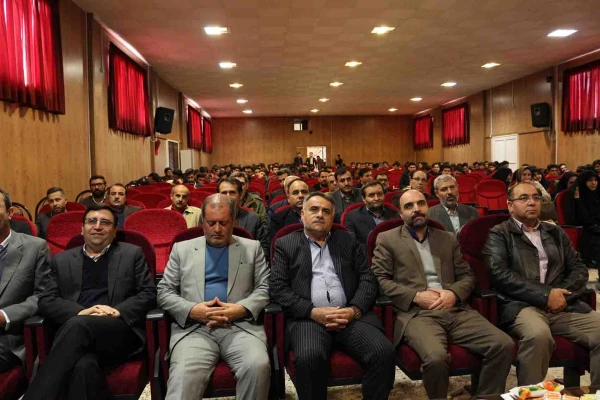 دکتر صفرزاده در گردهمایی مجریان کارورزی دانشگاه فرهنگیان خراسان شمالی در باب رسالت شغل معلمی بیان کردند:

گاهی نگاه اثر گذار معلم و گاهی اثرگذاری یک معلم می تواند مسیر تاریخ و مسیر یک ملت را عوض نماید. 2