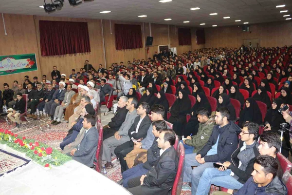 رییس ستاد اقامه نماز در دیدار با دانشجویان دانشگاه فرهنگیان خراسان شمالی گفت:

معلمان باید هنر خنداندن داشته باشند. 2