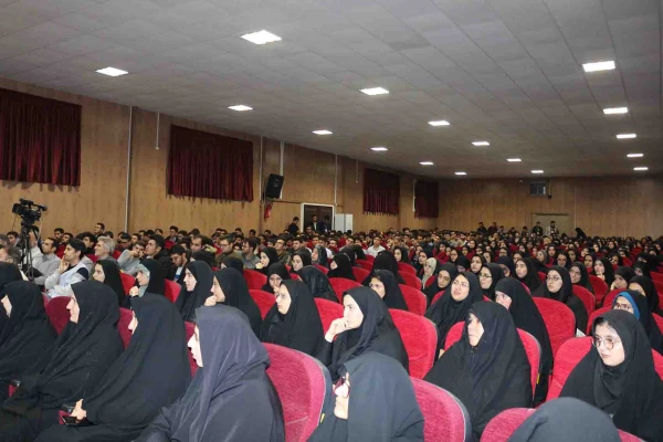 رییس ستاد اقامه نماز در دیدار با دانشجویان دانشگاه فرهنگیان خراسان شمالی گفت:

معلمان باید هنر خنداندن داشته باشند. 2