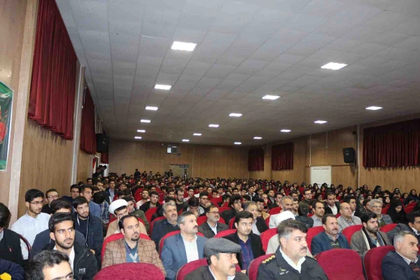 رییس ستاد اقامه نماز در دیدار با دانشجویان دانشگاه فرهنگیان خراسان شمالی گفت:

معلمان باید هنر خنداندن داشته باشند. 3