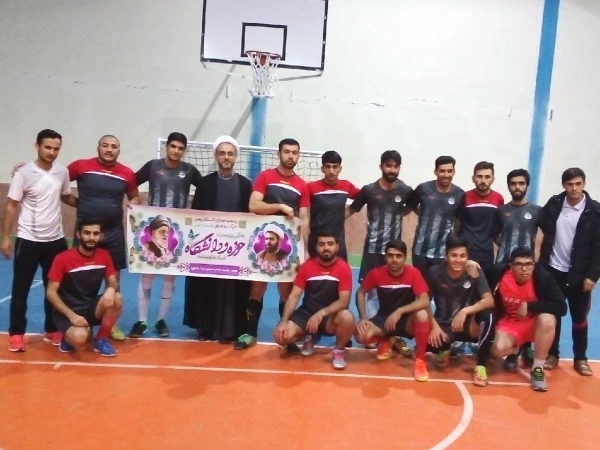 ه مناسبت هفته وحدت بین دانشگاه و حوزه انجام شد.

مسابقه فوتسال بین تیم دانشگاه فرهنگیان و حوزه علمیه امام خمینی بجنورد برگزار شد 2