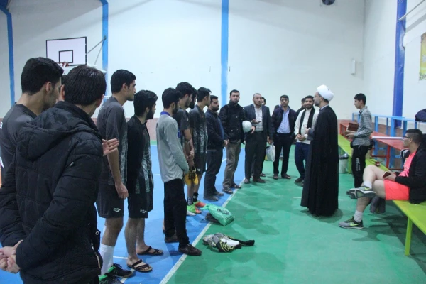 ه مناسبت هفته وحدت بین دانشگاه و حوزه انجام شد.

مسابقه فوتسال بین تیم دانشگاه فرهنگیان و حوزه علمیه امام خمینی بجنورد برگزار شد 5