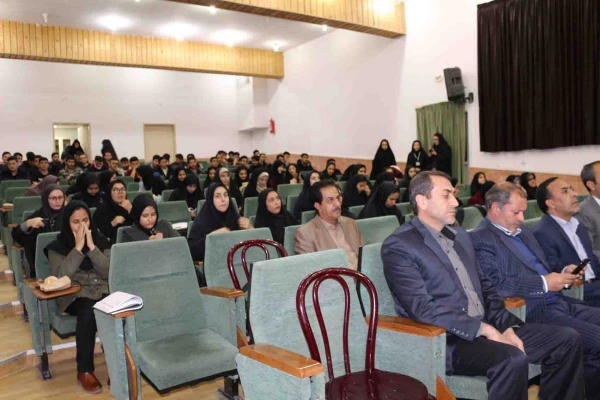 دکتر صفرزاده در مراسم هفته پژوهش پردیس های دانشگاه فرهنگیان خراسان شمالی بیان نمود:

پژوهش کلید همه قفل هاست. 11