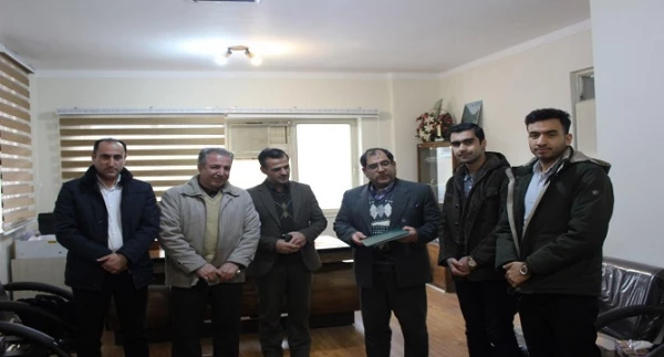 اهدا لوح سپاس و قدردانی از زحمات مدیر پردیس های دانشگاه فرهنگیان استان همدان بابت ایجاد نگارخانه فرهنگ 3