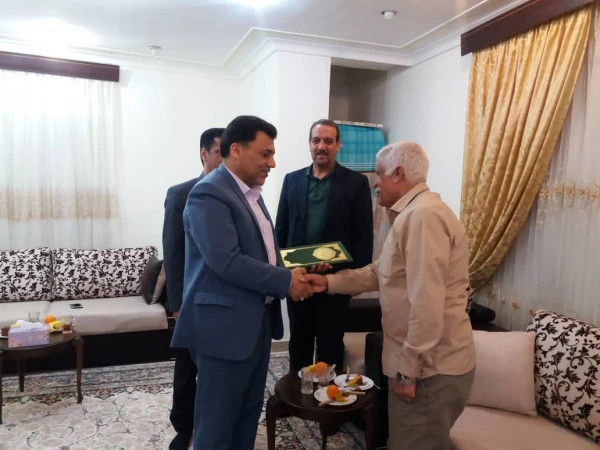 دیدار دکتر محمـدی معـاون فرهنگی دانشگاه فرهنگیـان با  خانواده شهید تنیده از شهـدای تربیت معلم استان هرمزگان 3