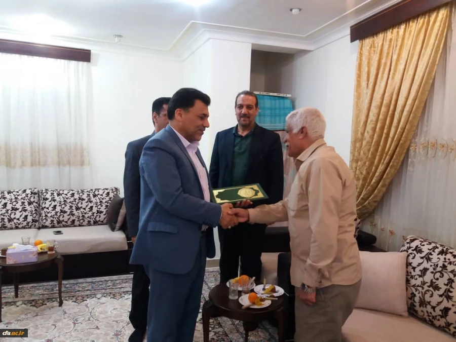 دیدار دکتر محمـدی معـاون فرهنگی دانشگاه فرهنگیـان با  خانواده شهید تنیده از شهـدای تربیت معلم استان هرمزگان 3