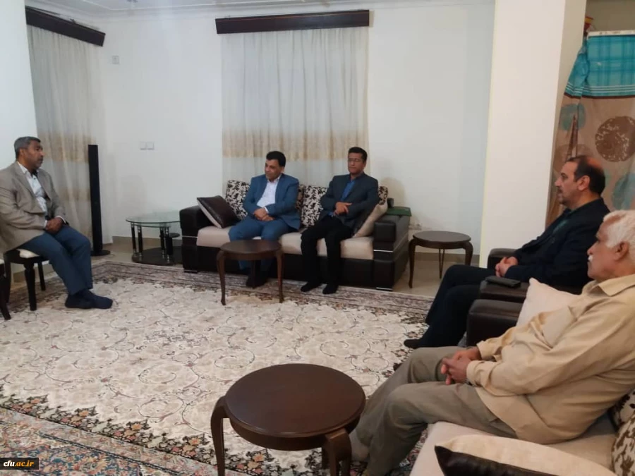 دیدار دکتر محمـدی معـاون فرهنگی دانشگاه فرهنگیـان با  خانواده شهید تنیده از شهـدای تربیت معلم استان هرمزگان 4