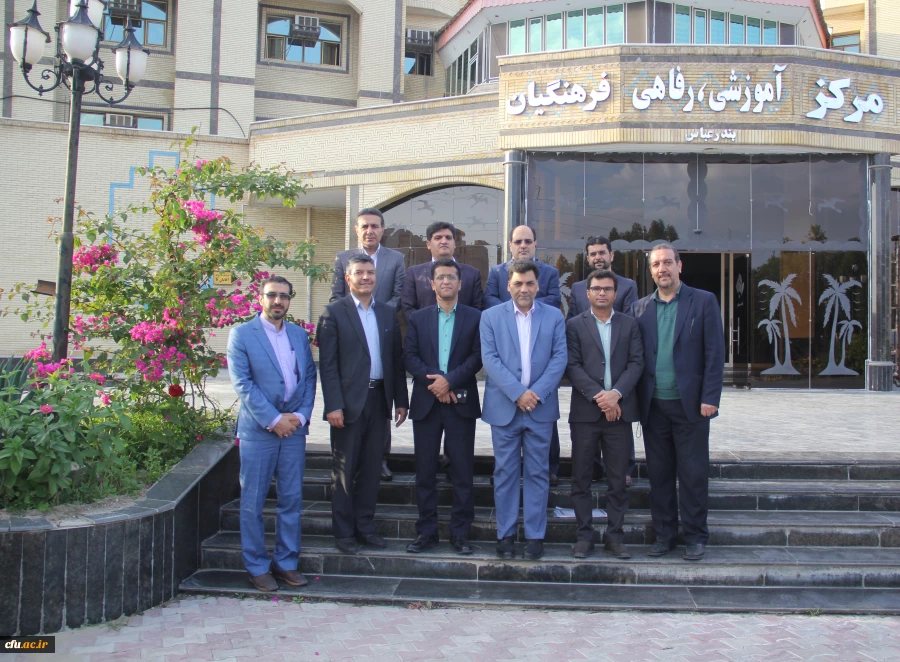 با حضور معاونت فرهنگی اجتماعی دانشگاه فرهنگیـان سومیـن نشست شورای راهبـردی قطب دو فرهنگی اجتماعی در دانشگاه فرهنگیان هرمزگـان برگزار گردید 5