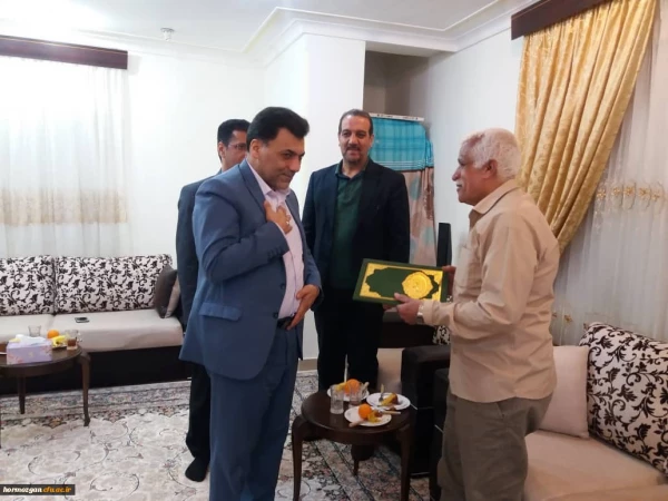 دیدار سرپرست معاونت فرهنگی و اجتماعی دانشگاه فرهنگیـان با خانواده شهید تنیده از شهـدای تربیت معلم استان هرمزگان 3