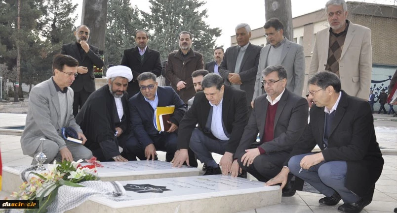 ادای احترام رئیس و مسئولان دانشگاه فرهنگیان به مقام والای شهدای گمنام دانشگاه فرهنگیان خراسان رضوی