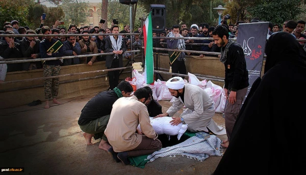 حضور مشاور ریاست دانشگاه و مدیر کل امور شاهد و ایثارگران دانشگاه فرهنگیان در مراسم تشییع و تدفین شهید گمنام در دانشگاه فرهنگیان یزد 4