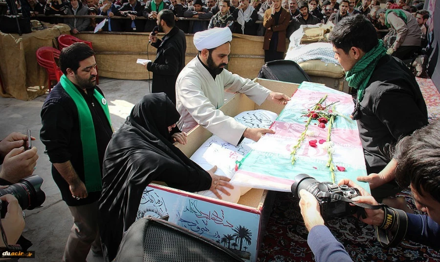 حضور مشاور ریاست دانشگاه و مدیر کل امور شاهد و ایثارگران دانشگاه فرهنگیان در مراسم تشییع و تدفین شهید گمنام در دانشگاه فرهنگیان یزد 25