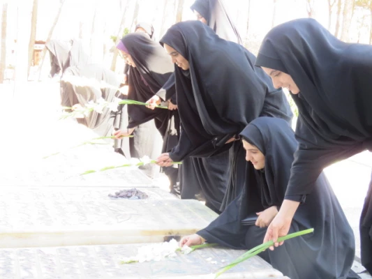 تجدید میثاق کارکنان و دانشجویان پردیس حضرت فاطمه الزهرا(س) یزد با شهدا و آرمان های انقلاب اسلامی 5