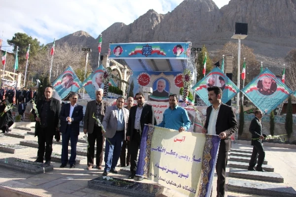 مراسم عطرافشانی و غبارروبی قبور مطهر شهدا توسط رئیس، کارکنان و اساتید دانشگاه فرهنگیان کرمان 