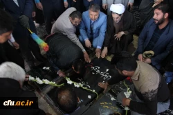 مراسم عطرافشانی و غبارروبی قبور مطهر شهدا توسط رئیس، کارکنان و اساتید دانشگاه فرهنگیان کرمان 