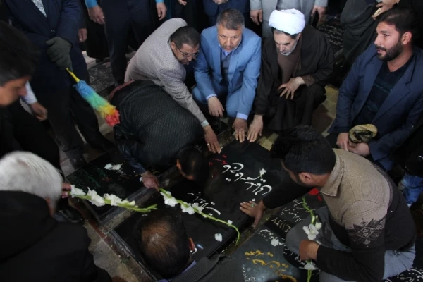 مراسم عطرافشانی و غبارروبی قبور مطهر شهدا توسط رئیس، کارکنان و اساتید دانشگاه فرهنگیان کرمان 