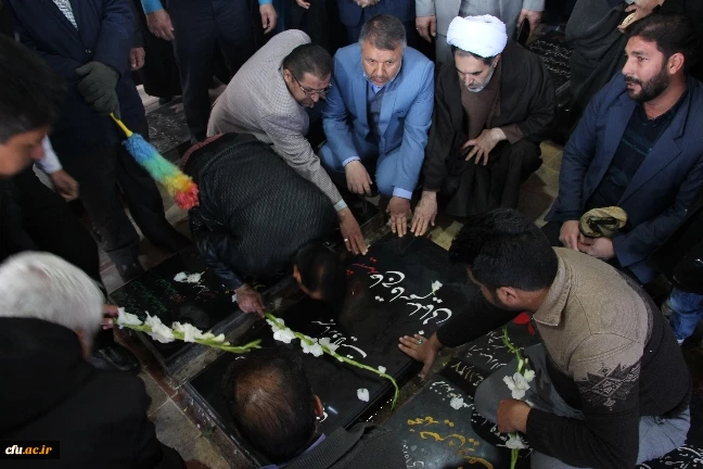 مراسم عطرافشانی و غبارروبی قبور مطهر شهدا توسط رئیس، کارکنان و اساتید دانشگاه فرهنگیان کرمان 