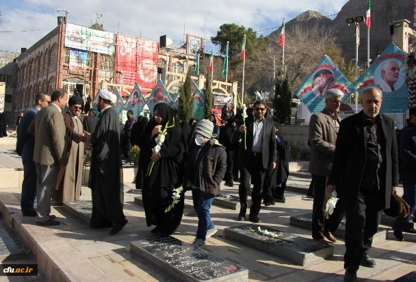 مراسم عطرافشانی و غبارروبی قبور مطهر شهدا توسط رئیس، کارکنان و اساتید دانشگاه فرهنگیان کرمان 