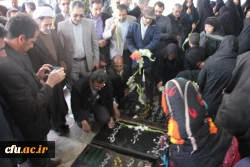 مراسم عطرافشانی و غبارروبی قبور مطهر شهدا توسط رئیس، کارکنان و اساتید دانشگاه فرهنگیان کرمان 