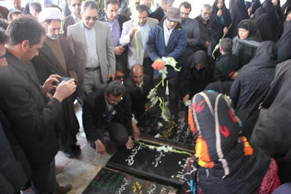 مراسم عطرافشانی و غبارروبی قبور مطهر شهدا توسط رئیس، کارکنان و اساتید دانشگاه فرهنگیان کرمان 