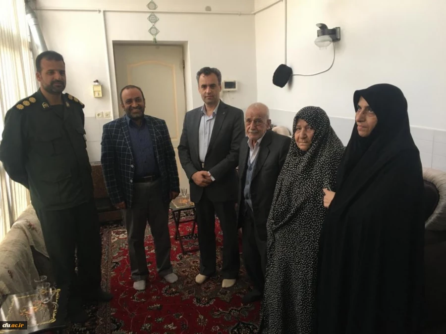 دیدار مدیر امور پردیس های استان یزد با خانواده چهار شهید دوران دفاع مقدس 3