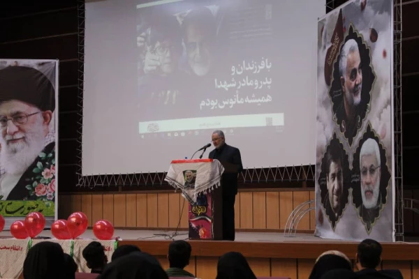 شهید حاج قاسم سلیمانی الگوی بی بدیل جوانان ماست 
 2