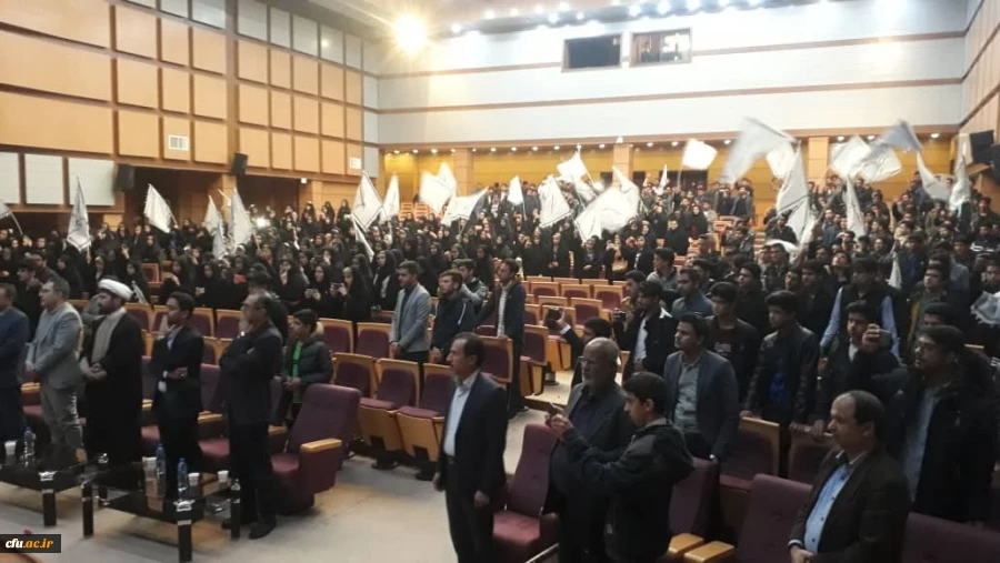 شهید حاج قاسم سلیمانی الگوی بی بدیل جوانان ماست 
 4