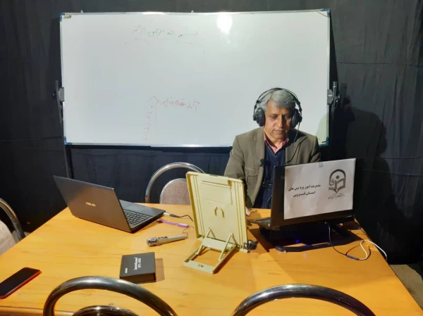 محتوای آموزشی مجازی توسط اساتید دانشگاه فرهنگیان قزوین دراستودیو پادکست آن دانشگاه ضبط وجهت استفاده دانشجویان درکانال فضای مجازی مربوطه بارگذاری شد 4