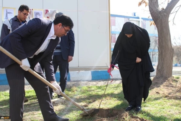 کاشت درخت در محوطه پردیس فاطمه الزهرا(س) تبریز
 3
