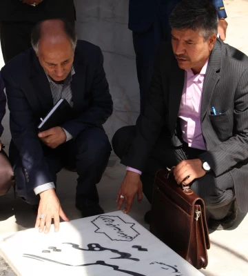 غبار روبی و عطر افشانی مزار شهدای گمنام پردیس شهید باهنر اصفهان 3