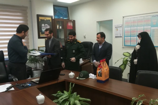 دکتر مازندرانی سرپرست دانشگاه فرهنگیان گلستان با حضور در بیمارستان شهدای بندرگز از کادر درمان بخش بیماران کرونا تقدیر به عمل آورد. 3