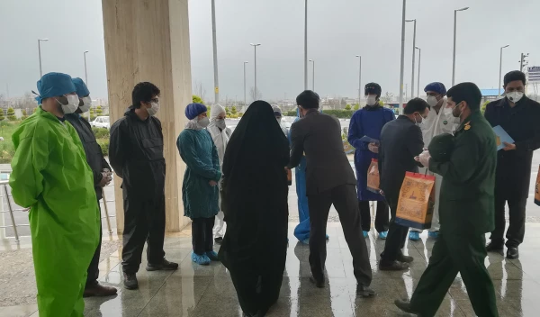 دکتر مازندرانی سرپرست دانشگاه فرهنگیان گلستان با حضور در بیمارستان شهدای بندرگز از کادر درمان بخش بیماران کرونا تقدیر به عمل آورد. 4