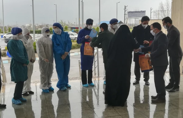 دکتر مازندرانی سرپرست دانشگاه فرهنگیان گلستان با حضور در بیمارستان شهدای بندرگز از کادر درمان بخش بیماران کرونا تقدیر به عمل آورد. 5