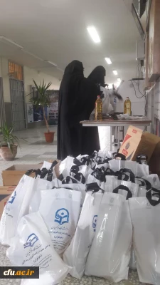 دانشجویان پردیس حضرت زینب کبری(س)دانشگاه فرهنگیان استان مرکزی 60 بسته غذایی در رزمایش کمک مومنانه توزیع کردند