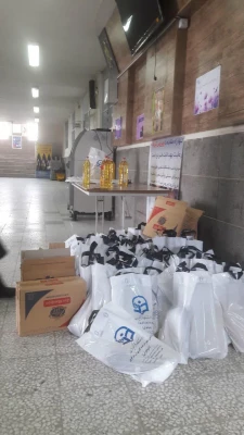 دانشجویان پردیس حضرت زینب کبری(س)دانشگاه فرهنگیان استان مرکزی 60 بسته غذایی در رزمایش کمک مومنانه توزیع کردند 4