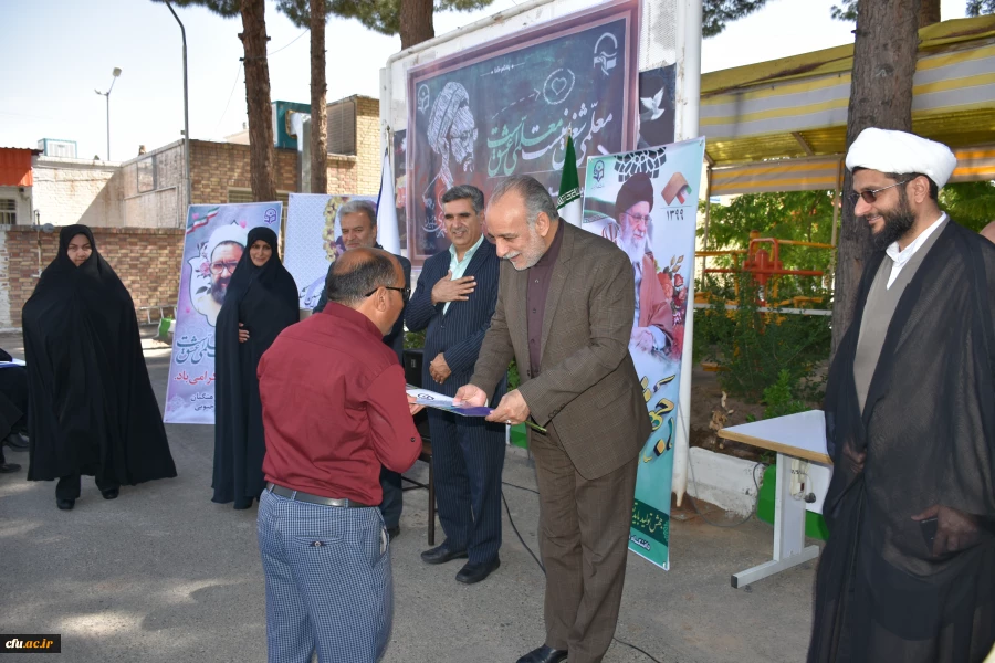 گرامیداشت هفته معلم و تجلیل از همکاران پردیس های استان 8