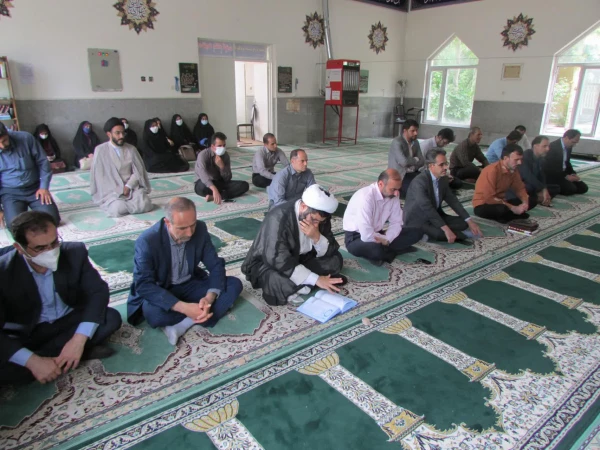 امام خمینی (ره) الگوی بشریت است
 3