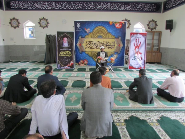 امام خمینی (ره) الگوی بشریت است
 5