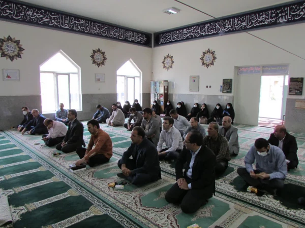 امام خمینی (ره) الگوی بشریت است
 6