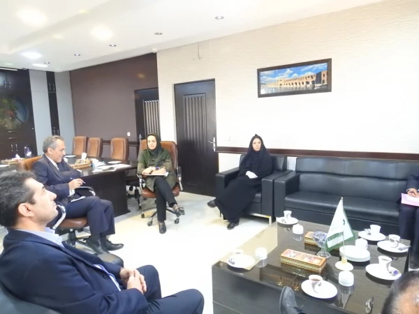 نشست مسئولین دانشگاه فرهنگیان استان اصفهان با مسئولین اداره کل محیط زیست استان  6